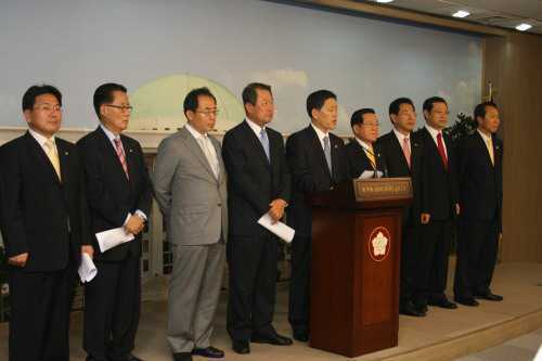 민주당 광주.전남 의원, `5+2 광역경제권 활성화 전략' 철회 촉구 기자회견